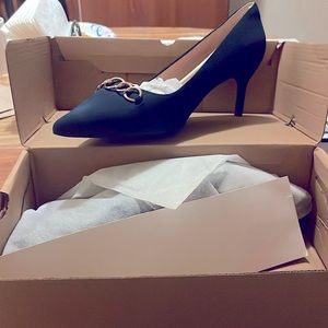 Suede navy blue heels with gold chain.